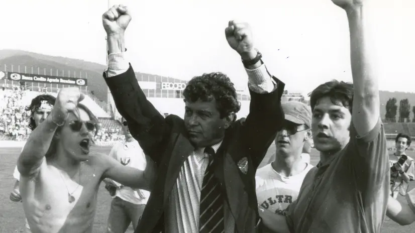 Mircea Lucescu con i tifosi del Brescia - Foto archivio storico Eden/GdB © www.giornaledibrescia.it