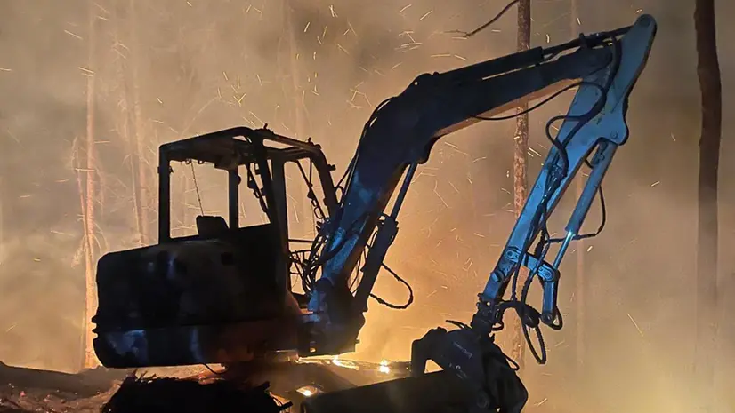 L'escavatore dato alle fiamme a Niardo - © www.giornaledibrescia.it