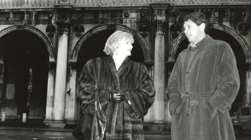 Lucescu con la moglie Neli a passeggio in piazza Loggia - Foto archivio storico Eden/GdB © www.giornaledibrescia.it
