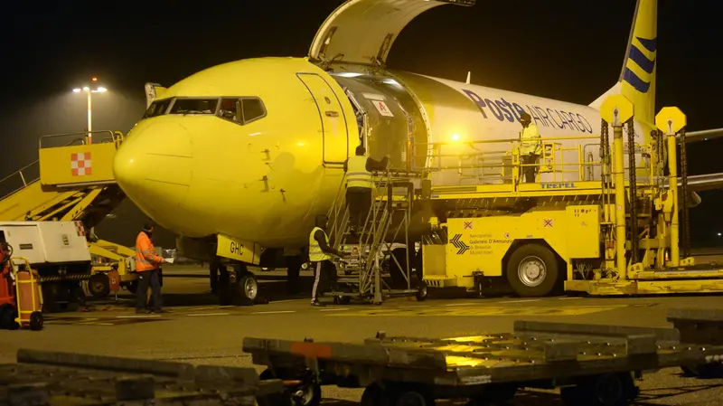 Un cargo postale in pista all'aeroporto di Montichiari - © www.giornaledibrescia.it