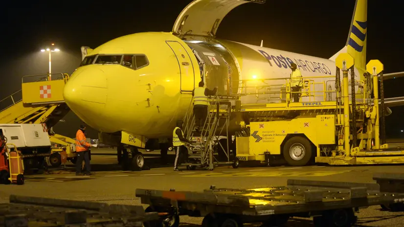 Un cargo postale in pista all'aeroporto di Montichiari - © www.giornaledibrescia.it