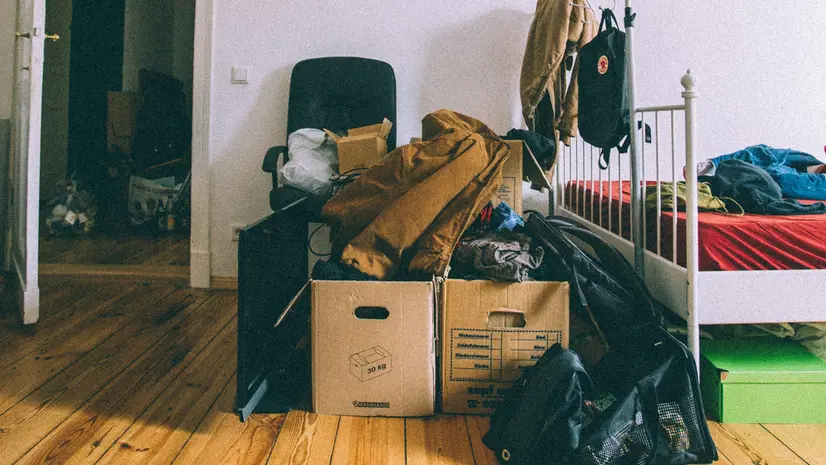 Scatoloni pieni di oggetti