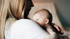 Un neonato in braccio alla mamma