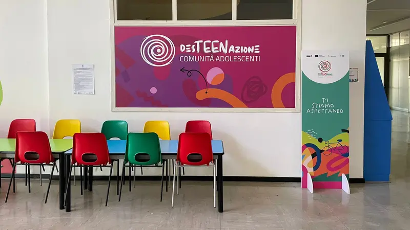 L'interno dello spazio multifunzionale DesTEENazione - © www.giornaledibrescia.it