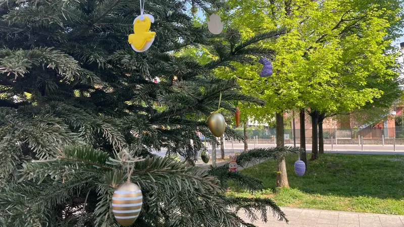 L'albero pasquale in piazzetta Fura - © www.giornaledibrescia.it