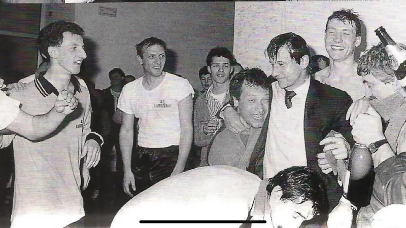 Foto d'epoca nello spogliatoio del Lumezzane: Carlo Bonomi festeggia con i giocatori una promozione - © www.giornaledibrescia.it
