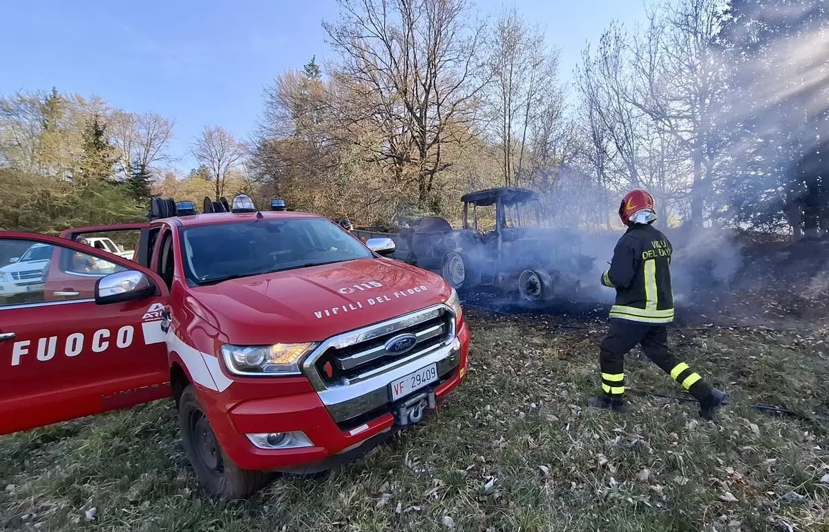 Incendio al trattore a Bione