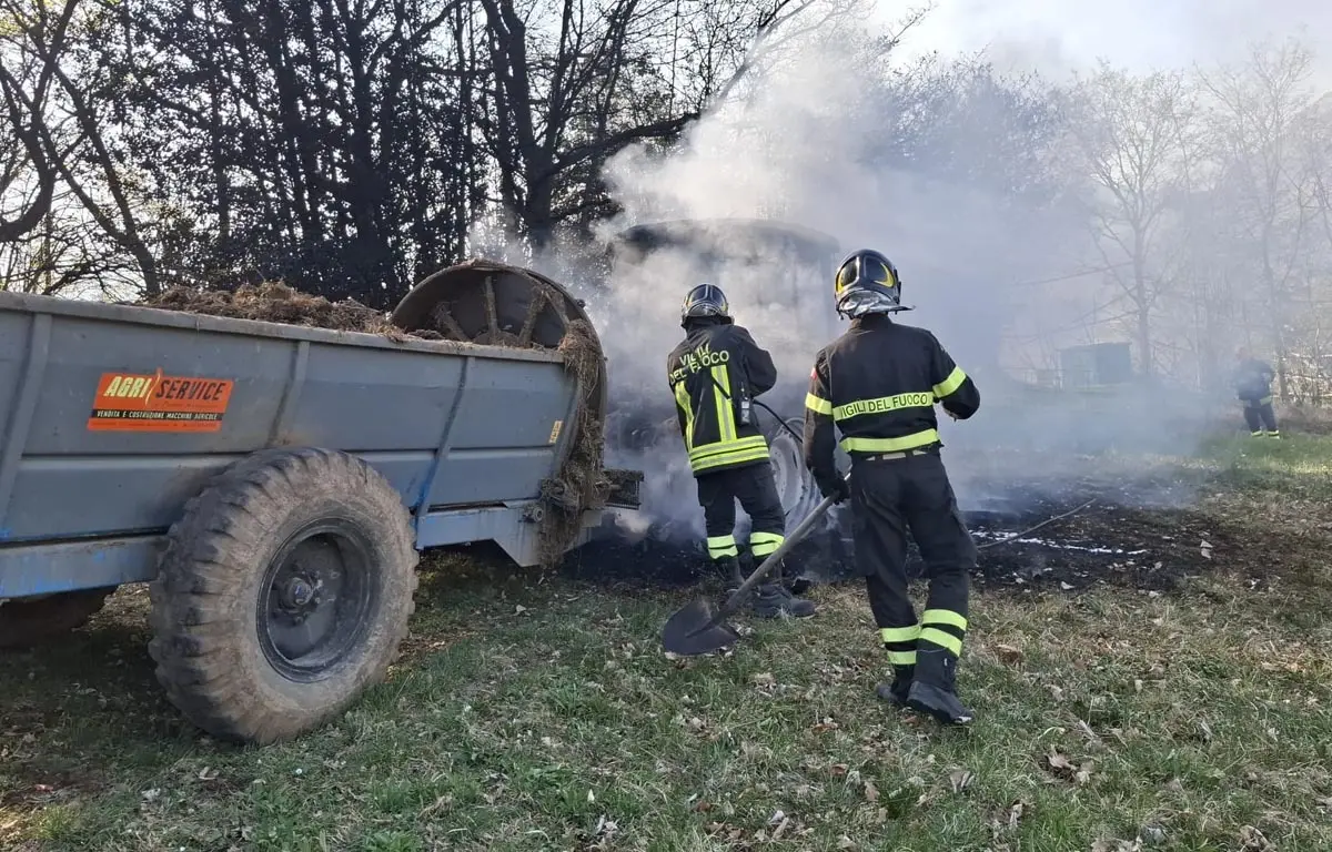 Incendio al trattore a Bione