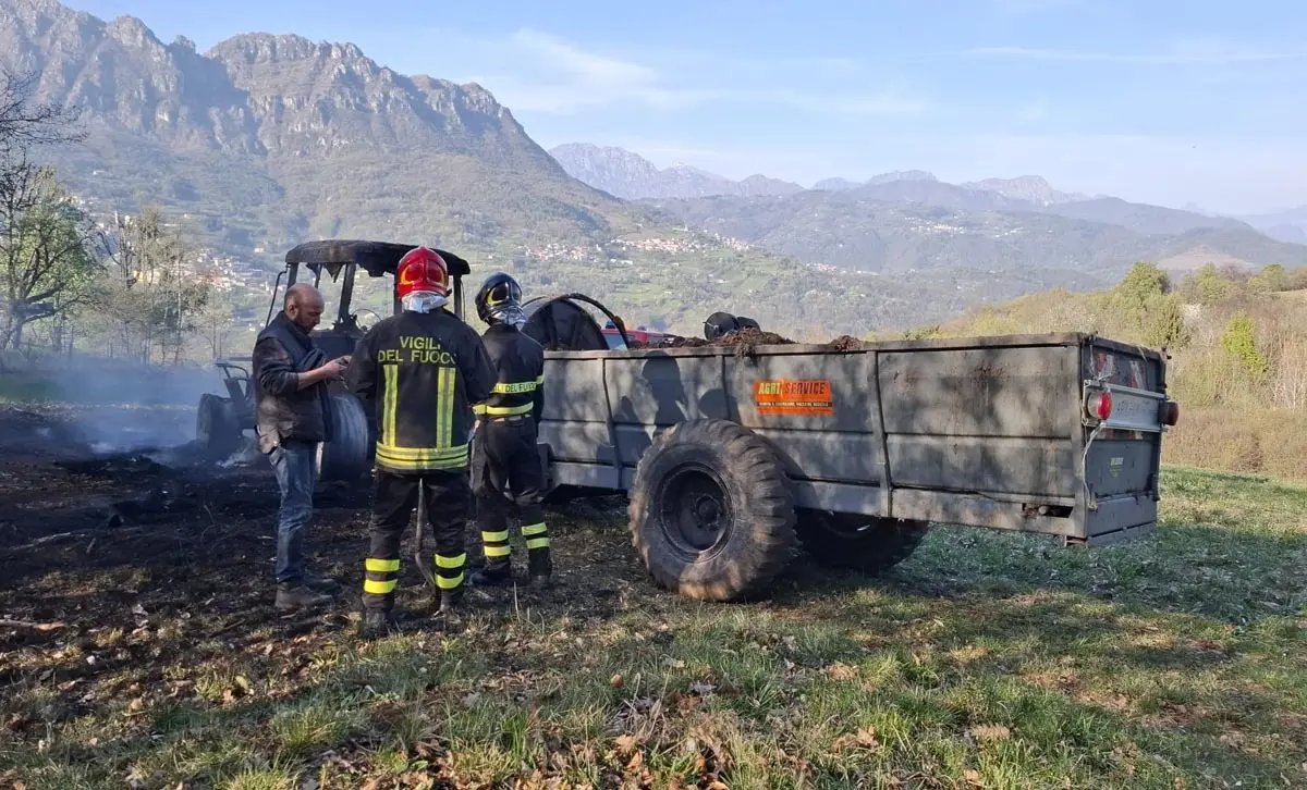 Incendio al trattore a Bione