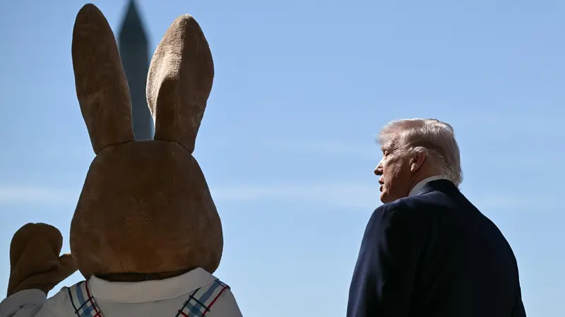 Il coniglio gigante insieme a Trump - Ansa © www.giornaledibrescia.it