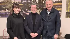 Il sindaco tra i conduttori della trasmissione - © www.giornaledibrescia.it