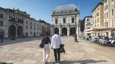 Turisti in giro per Brescia - © www.giornaledibrescia.it