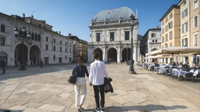 Turisti in giro per Brescia - © www.giornaledibrescia.it