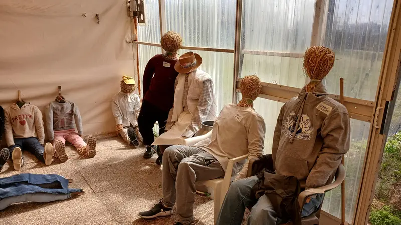 Gli omini di paglia a grandezza naturale - © www.giornaledibrescia.it