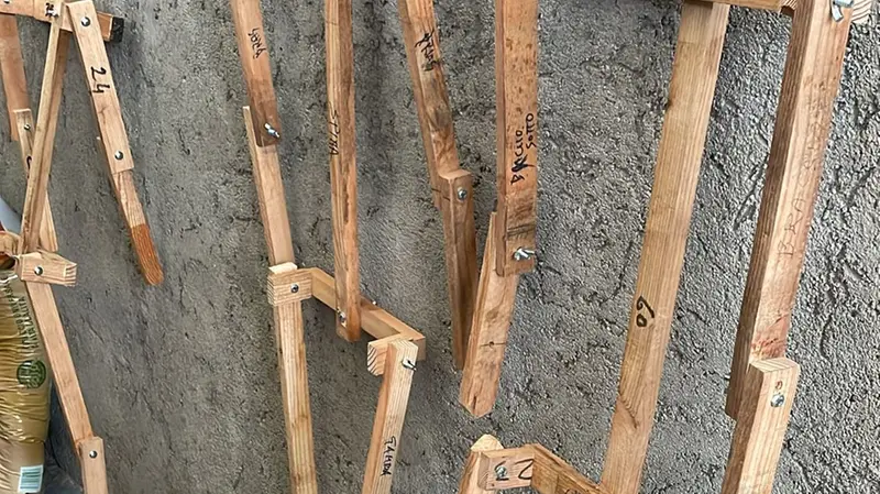 Lo scheletro in legno dei fantocci - © www.giornaledibrescia.it