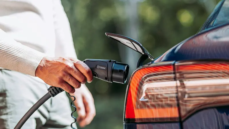 La ricarica di un'auto elettrica