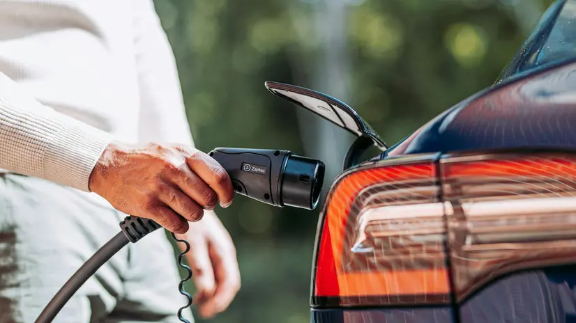 La ricarica di un'auto elettrica