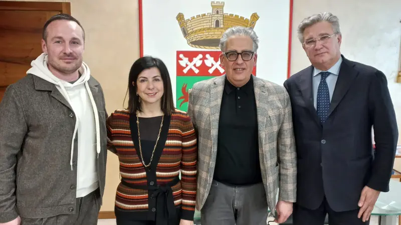 Claudia Carzeri con il comandante Diaferio, il segretario della Fns-Cisl Prandi e il senatore Paroli