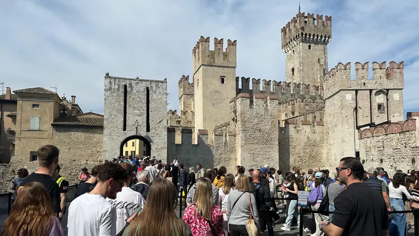 La folla di turisti a Sirmione - © www.giornaledibrescia.it