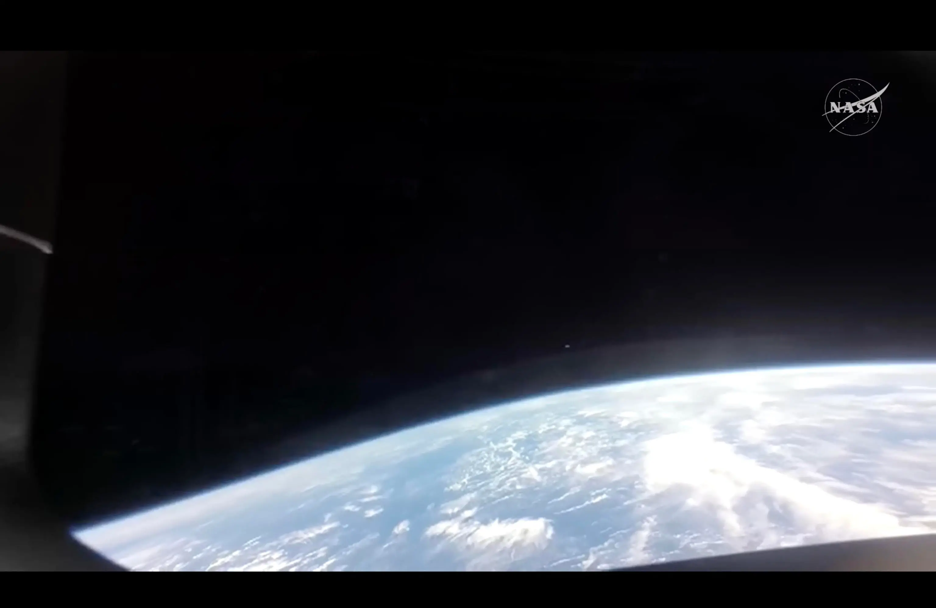epa12881899 A handout screen grab taken from a video and made available on 10 April 2026 at 17:52 CST by the National Aeronautics and Space Administration (NASA) shows Earth as seen from the Orion spacecraft 'Integrity' during its re-entry, 10 April 2026. The spacecraft is expected to reach speeds of up to Mach 32 during atmospheric re-entry. EPA/NASA HANDOUT HANDOUT EDITORIAL USE ONLY/NO SALESHANDOUT EDITORIAL USE ONLY/NO SALES