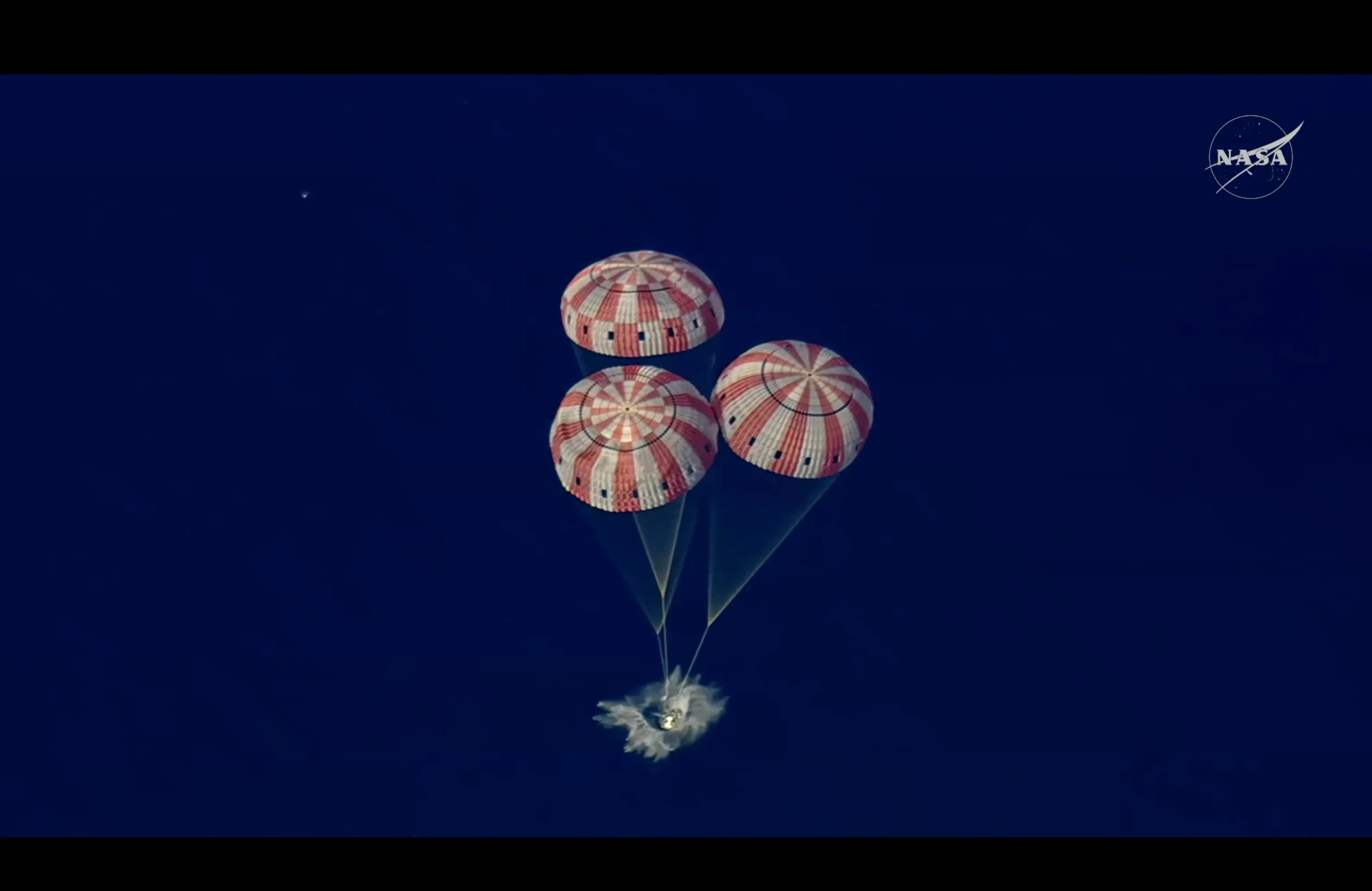 epa12881907 A handout screen grab taken from a video and made available on 10 April 2026 at 18:08 CST by the National Aeronautics and Space Administration (NASA) shows the Orion spacecraft 'Integrity' during splashdown in the Pacific Ocean, 10 April 2026. EPA/NASA HANDOUT HANDOUT EDITORIAL USE ONLY/NO SALES