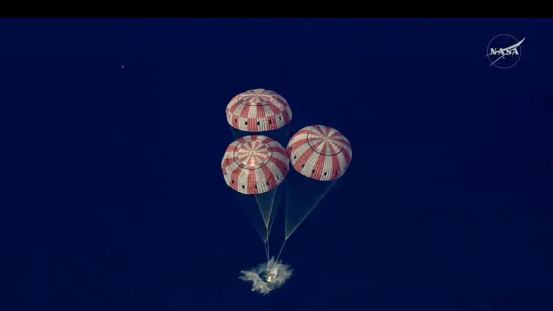 epa12881907 A handout screen grab taken from a video and made available on 10 April 2026 at 18:08 CST by the National Aeronautics and Space Administration (NASA) shows the Orion spacecraft 'Integrity' during splashdown in the Pacific Ocean, 10 April 2026. EPA/NASA HANDOUT HANDOUT EDITORIAL USE ONLY/NO SALES