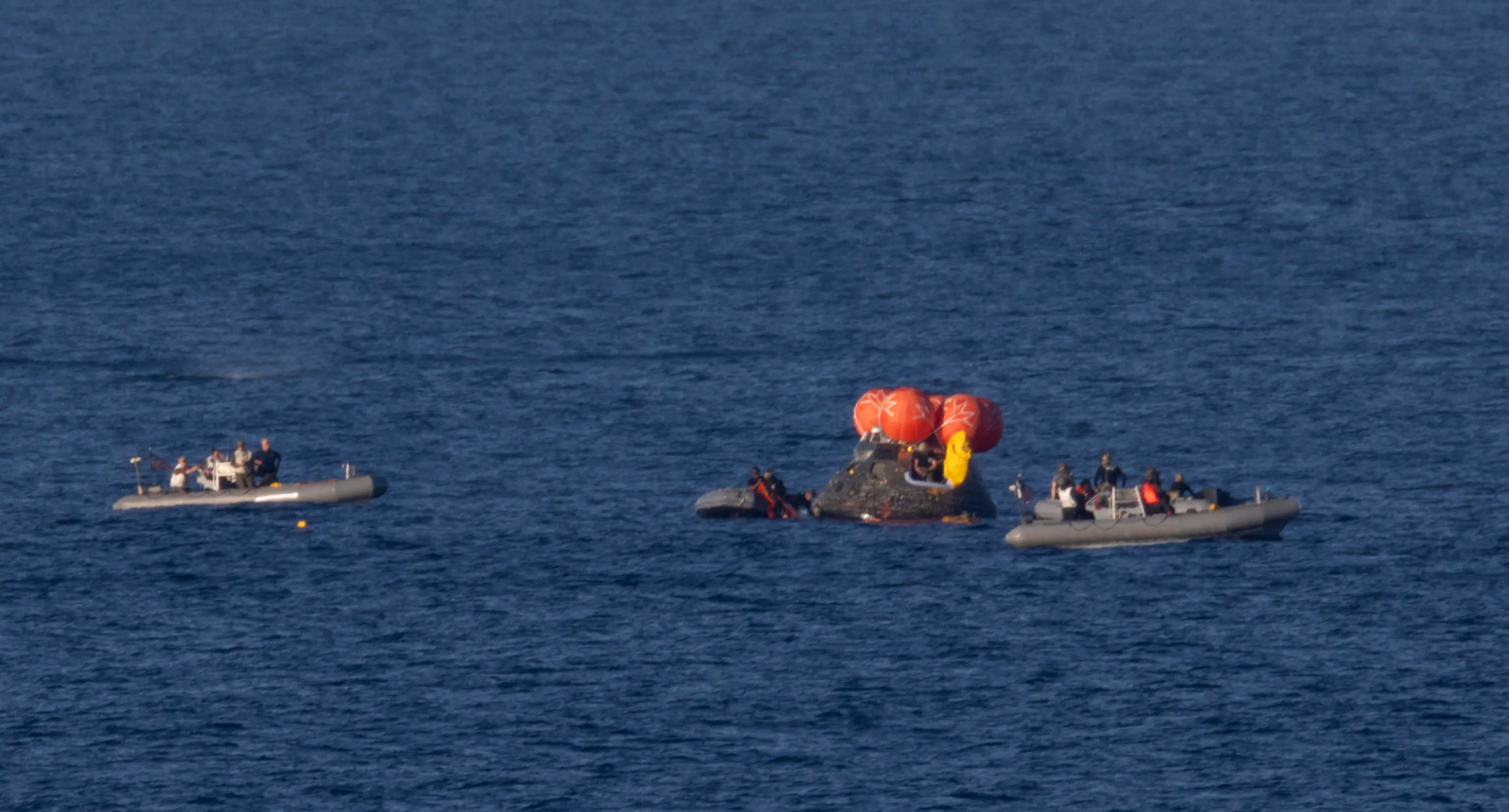 epa12881925 A handout photo made available by the National Aeronautics and Space Administration (NASA) shows NASA's Orion spacecraft floating as recovery teams work to secure the spacecraft ahead of transferring Artemis II crewmembers to USS John P. Murtha after splashdown in the Pacific Ocean, 10 April 2026. The mission, crewed by NASA astronauts Reid Wiseman, commander, Victor Glover, pilot, Christina Koch, mission specialist, and CSA (Canadian Space Agency) astronaut Jeremy Hansen, mission specialist, completed a flyby of the Moon and returned to Earth. EPA/JOEL KOWSKY / NASA / HANDOUT HANDOUT EDITORIAL USE ONLY/NO SALES