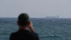 Una nave ferma nello Stretto di Hormuz - Foto Epa / Ansa © www.giornaledibrescia.it