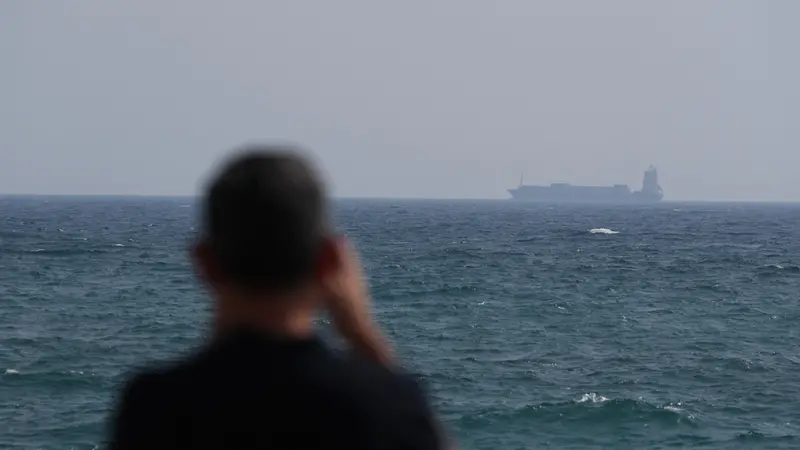 Una nave ferma nello Stretto di Hormuz - Foto Epa / Ansa © www.giornaledibrescia.it