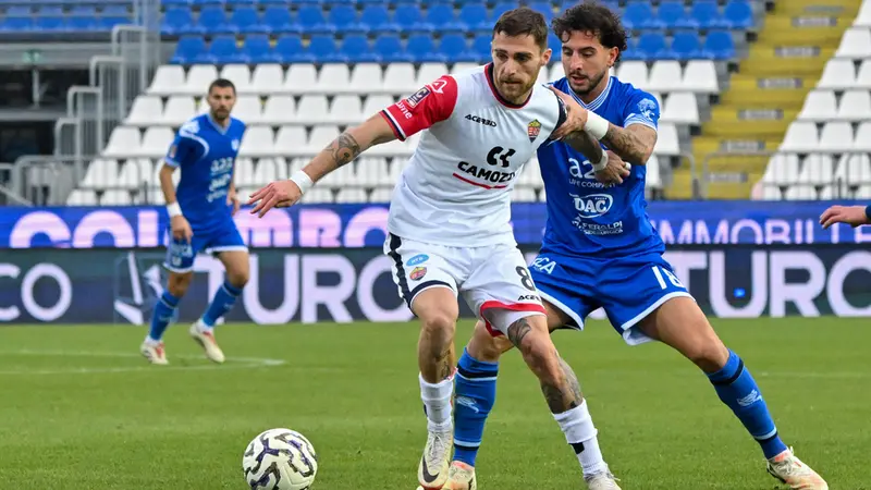 Un duello tra Rocca e De Maria nel match d'andata - Foto New Reporter Pasotti © www.giornaledibrescia.it