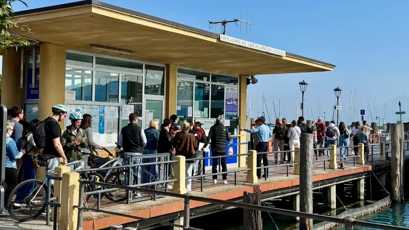 In coda per prendere il traghetto sul lago di Garda - © www.giornaledibrescia.it