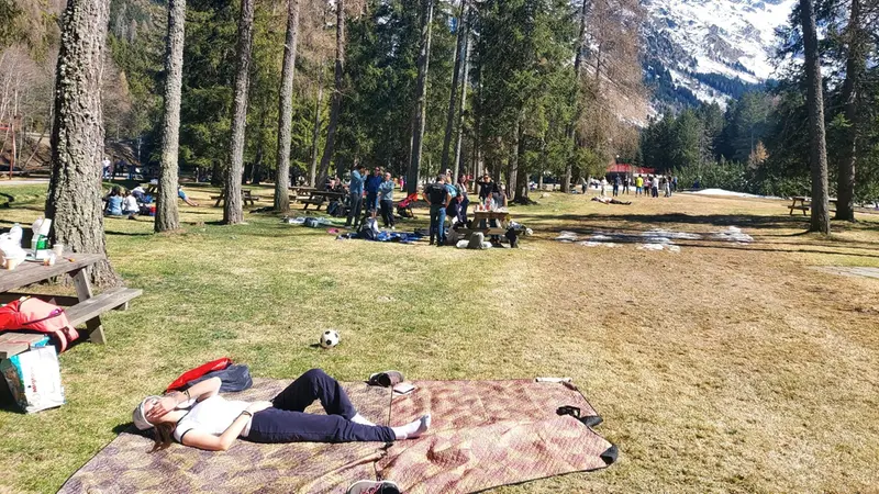 Turisti in val Sozzine - © www.giornaledibrescia.it