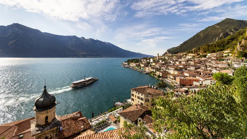 Una veduta dall'alto di Limone sul Garda - Foto Ufficio stampa Tci © www.giornaledibrescia.it