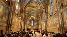 Fedeli in attesa di poter pregare di fronte alle spoglie mortali di San Francesco - Foto Ansa © www.giornaledibrescia.it