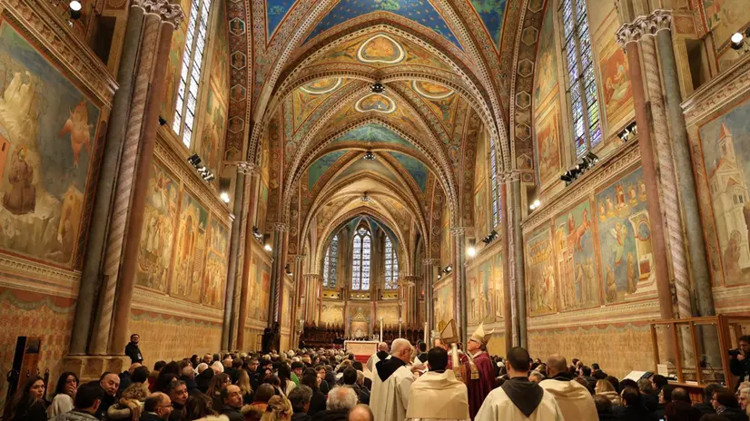 Fedeli in attesa di poter pregare di fronte alle spoglie mortali di San Francesco - Foto Ansa © www.giornaledibrescia.it