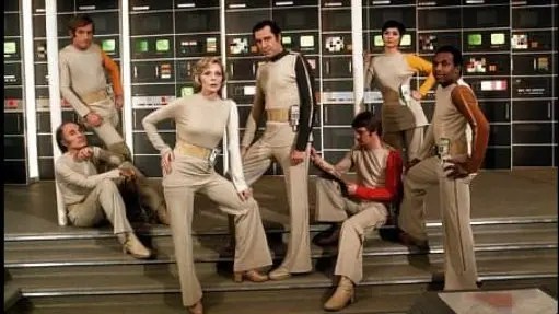 Abiti e interni anni Settanta per la Base Alpha