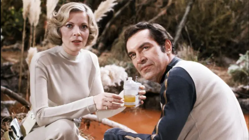 Barbara Bain (Helena Russell) e Martin Landau (John Koening)