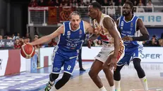 Carl Wheatle a duello con Amedeo Della Valle - Foto New Reporter Nicoli © www.giornaledibrescia.it