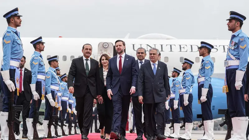 L'arrivo di JD Vance a Islamabad - Foto Ansa © www.giornaledibrescia.it