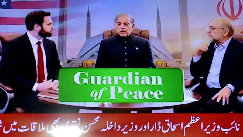 Il vicepresidente degli Stati Uniti JD Vance (a sinistra) con il primo ministro pakistano Shehbaz Sharif (al centro) e il presidente del Parlamento iraniano Mohammad Bagher Ghalibaf - Foto Epa © www.giornaledibrescia.it