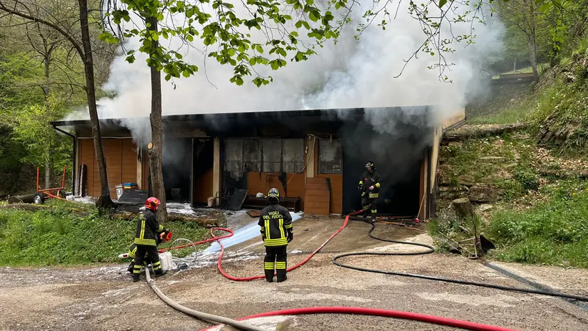I Vigili del fuoco impegnati nelle operazioni di spegnimento © www.giornaledibrescia.it