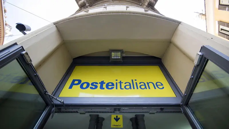 La scritta «Poste Italiane» - Foto Ansa © www.giornaledibrescia.it