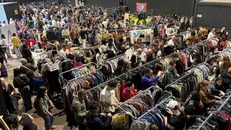 All'Hangar una marea di gente per gli acquisti senza tempo - © www.giornaledibrescia.it