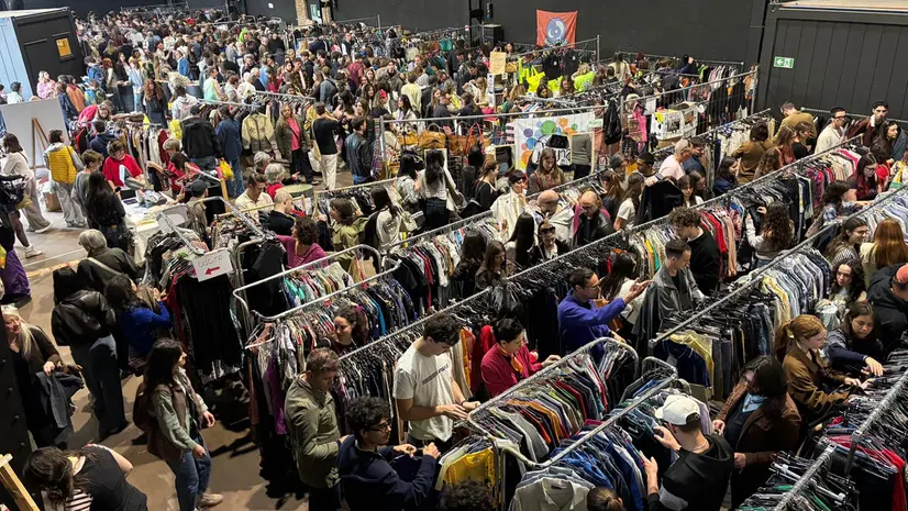 All'Hangar una marea di gente per gli acquisti senza tempo - © www.giornaledibrescia.it