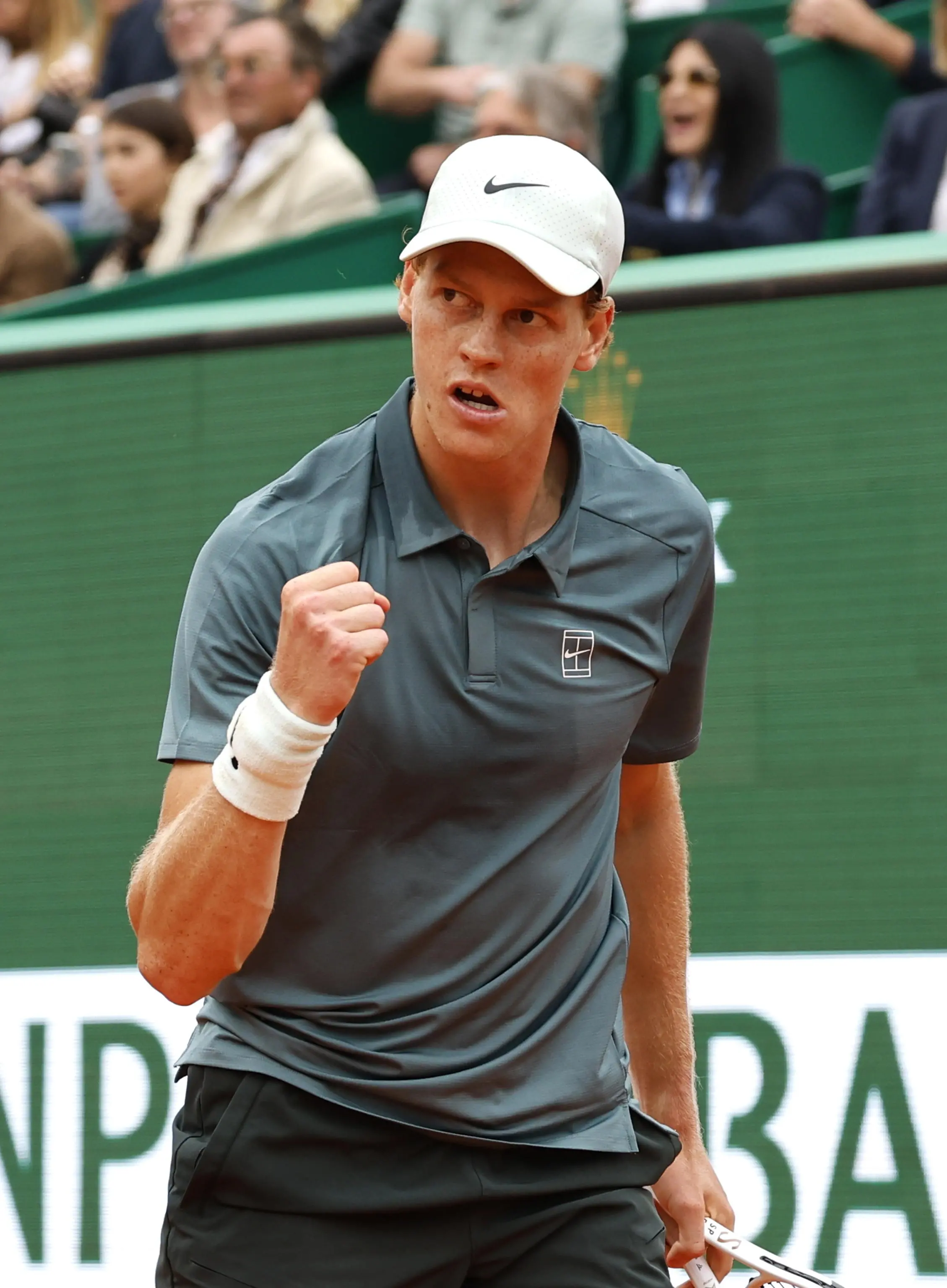 Sinner batte Alcaraz a Montecarlo