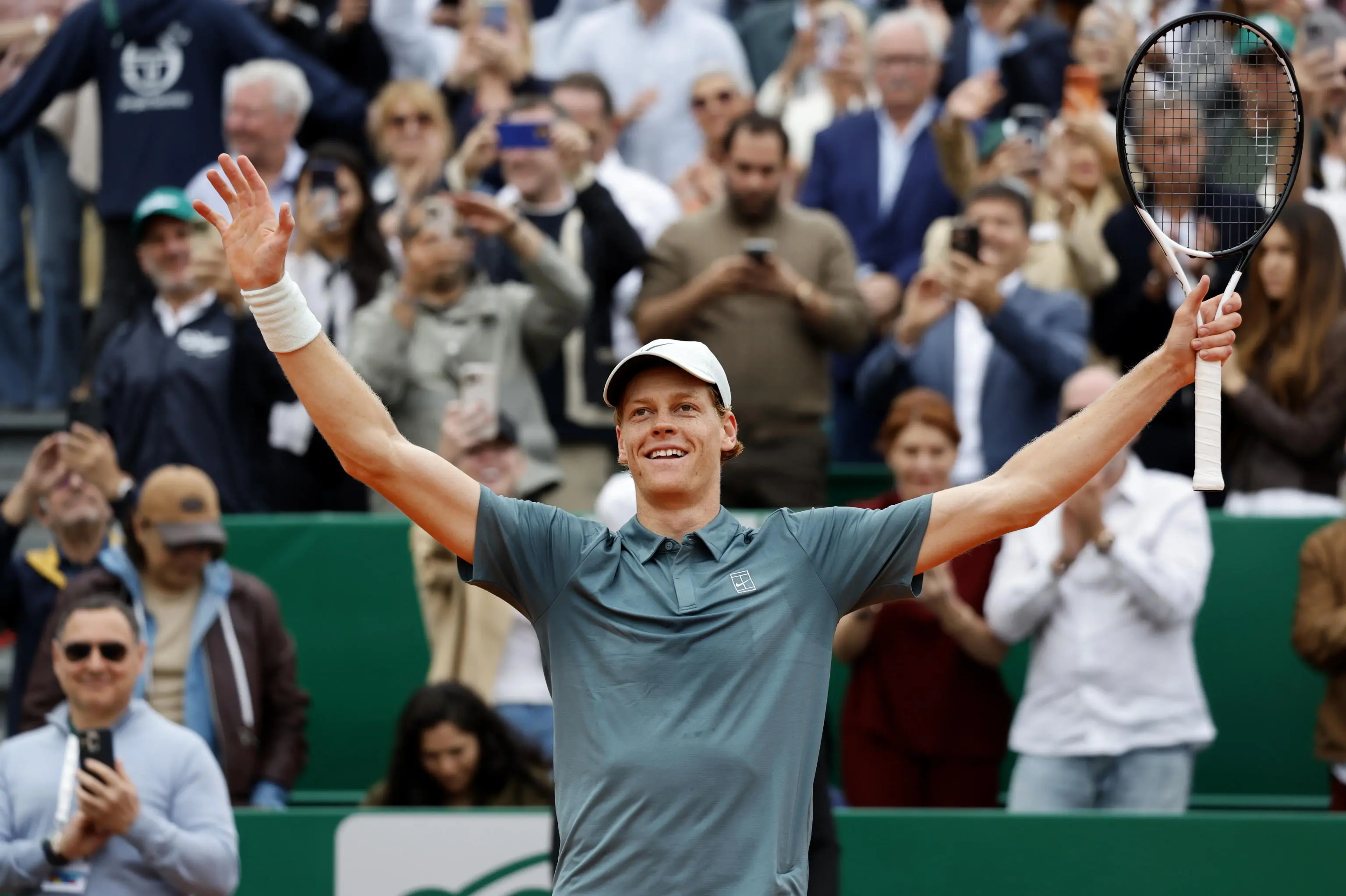 Sinner batte Alcaraz a Montecarlo