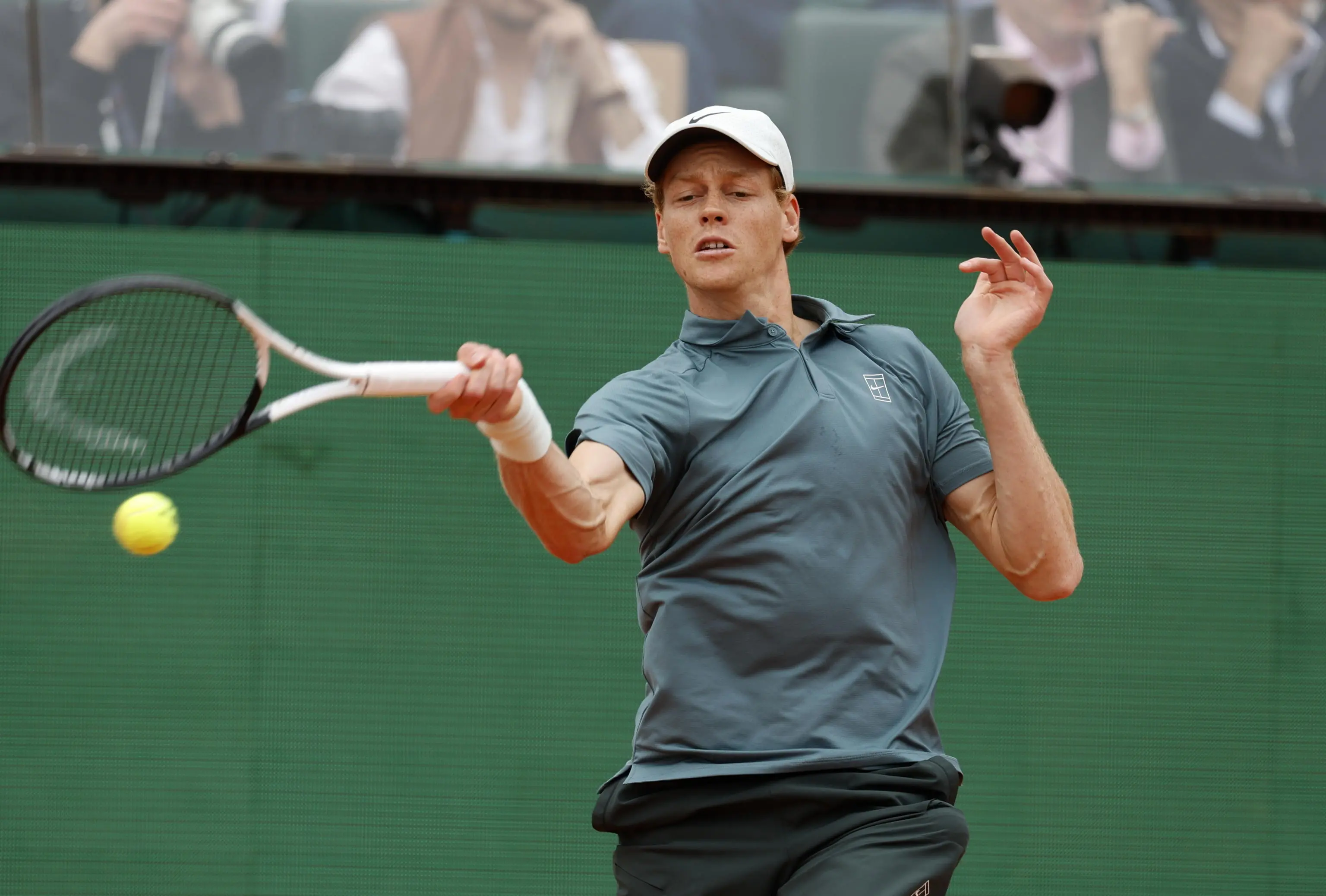 Sinner batte Alcaraz a Montecarlo