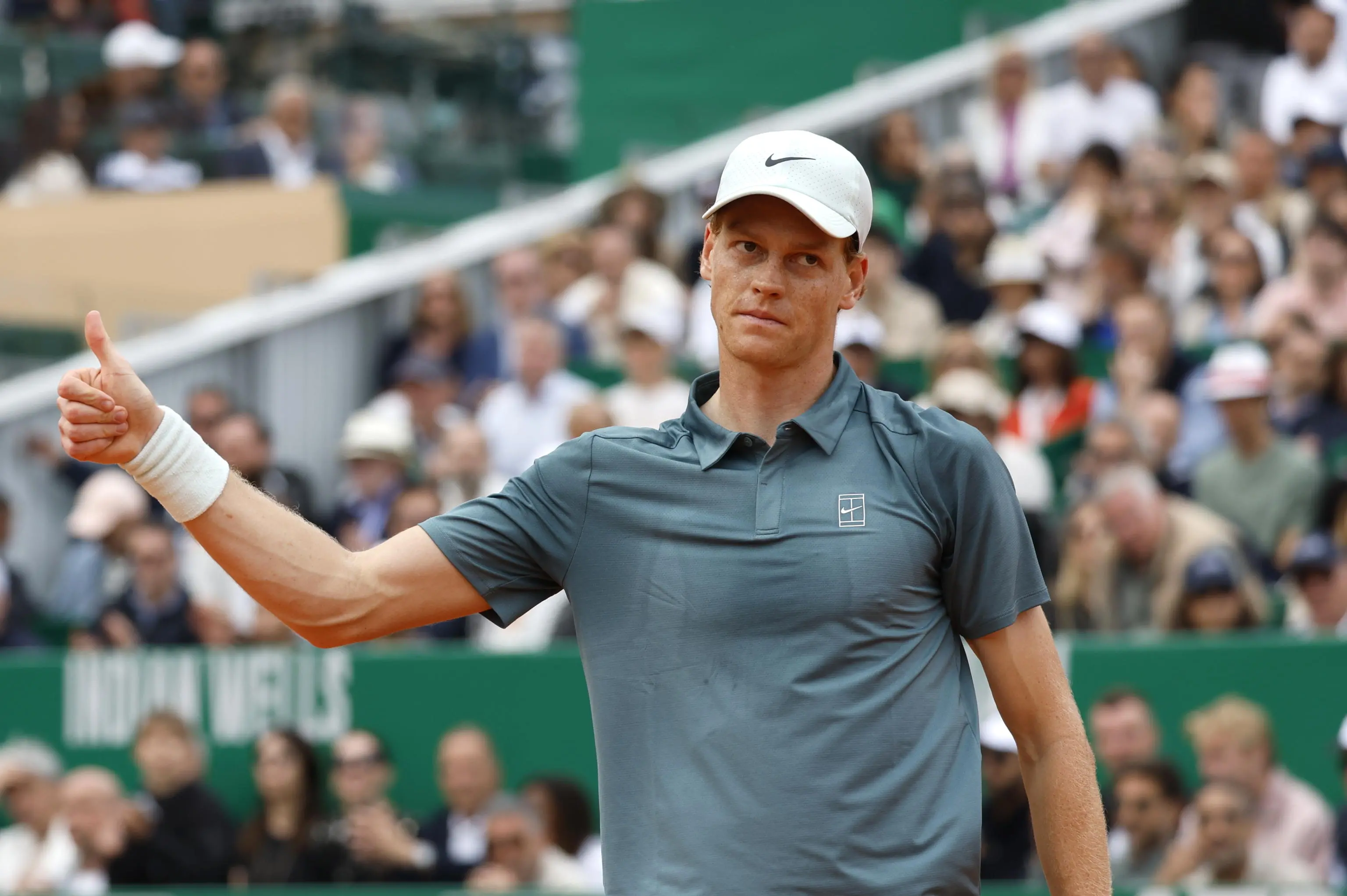 Sinner batte Alcaraz a Montecarlo