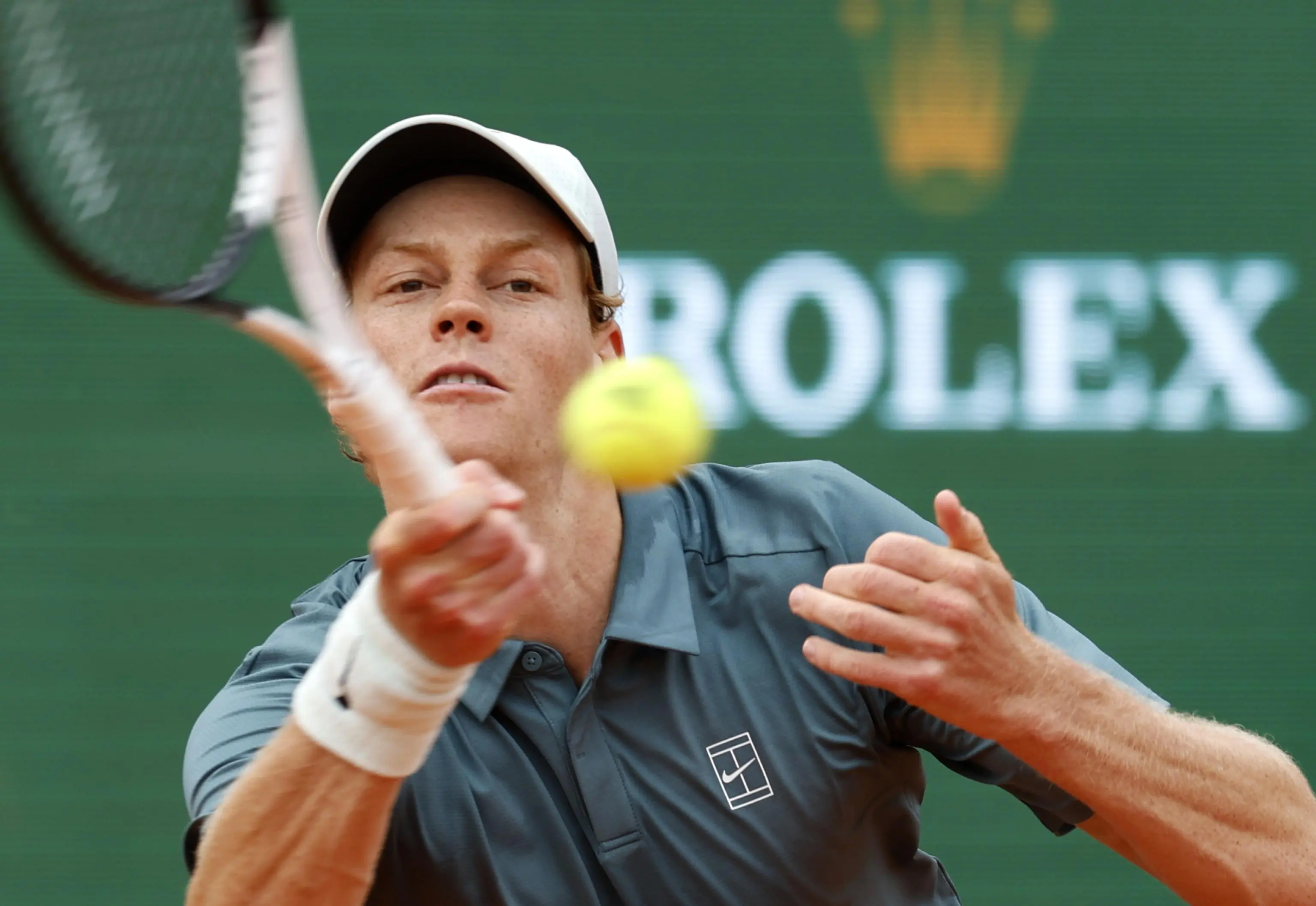 Sinner batte Alcaraz a Montecarlo