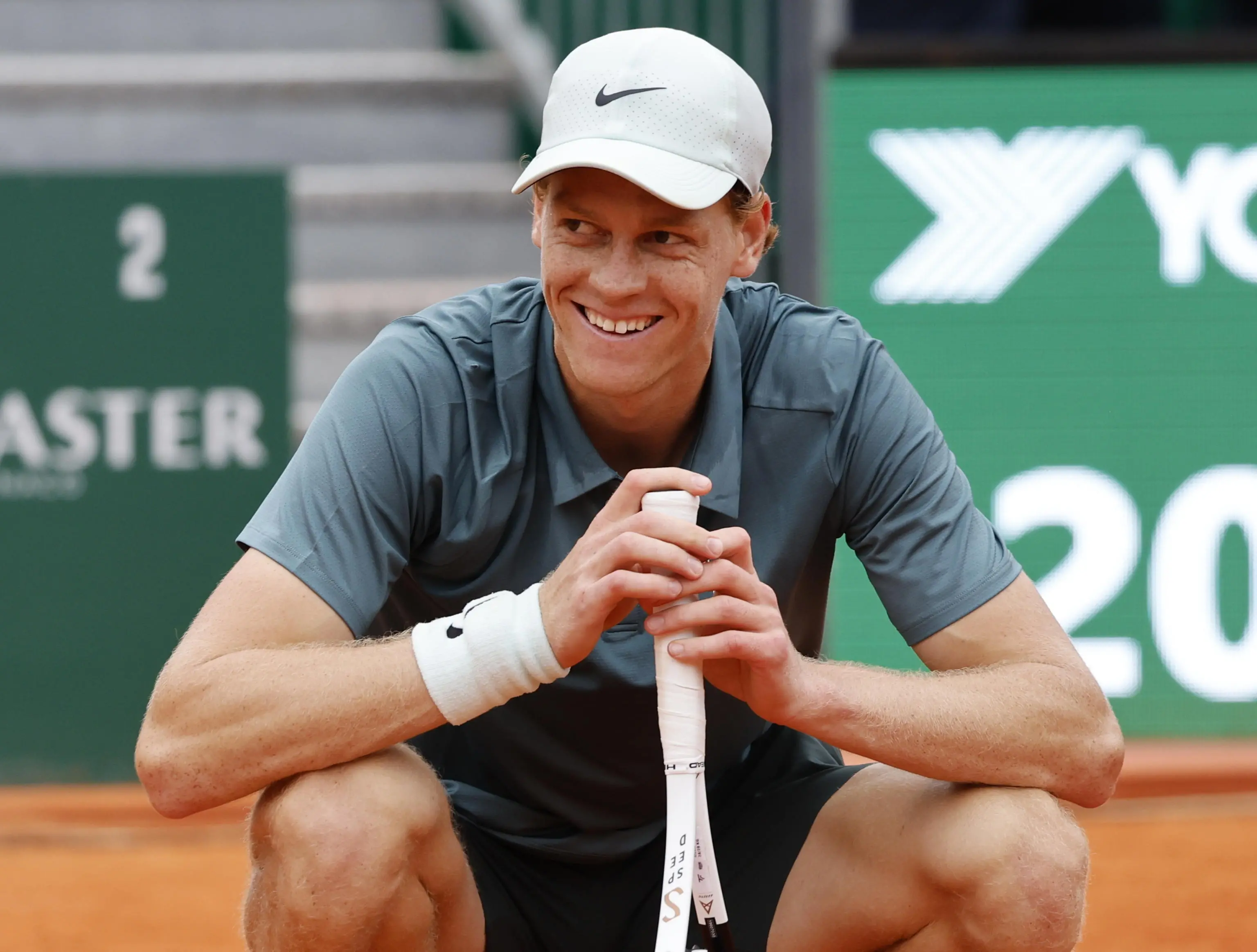 Sinner batte Alcaraz a Montecarlo